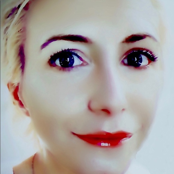 Meet your Posher, Nicole - Picture 3 of 8